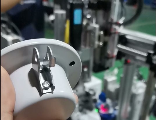 燈罩自動打螺絲機，燈罩側邊打螺絲螺母自動化設備